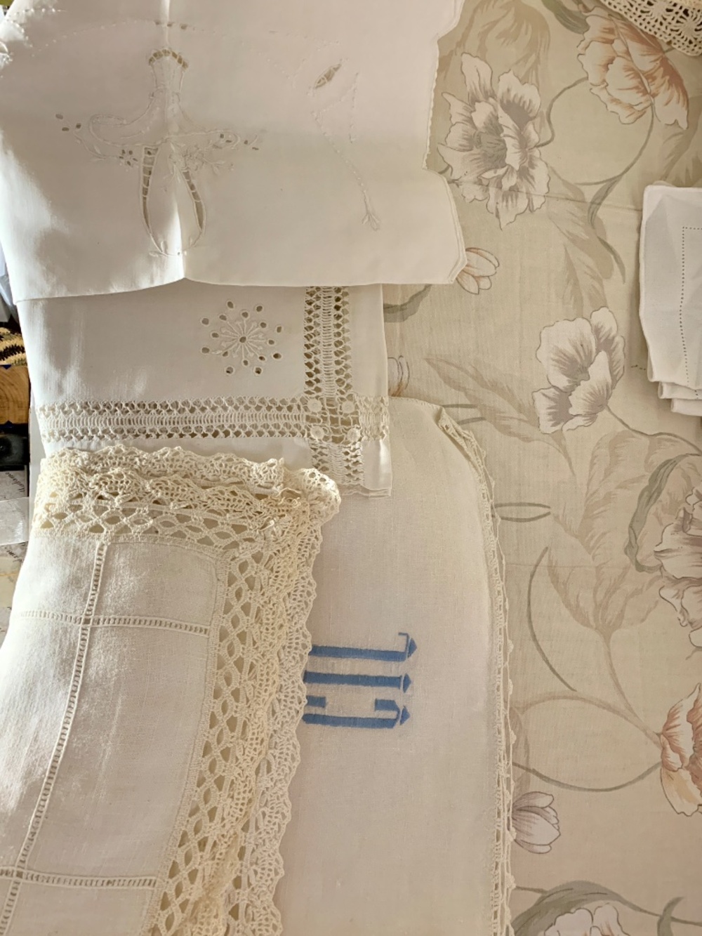 Lot Vintage Embroidered Crocheted Tablecloth Runners Napkins Craft Upcycle Use - Picture 8 of 14